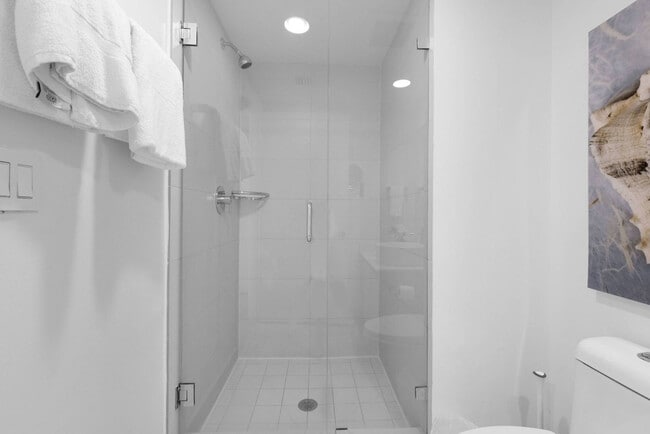 Building Photo - 2602 E Hallandale Beach Blvd