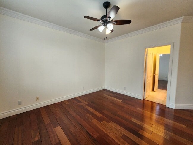 Building Photo - Entertainers Delight with minutes of shopping and restaurants