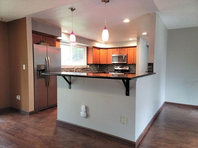 Building Photo - Pet Friendly 4 bedroom Home with Lots of Space for Everyone!