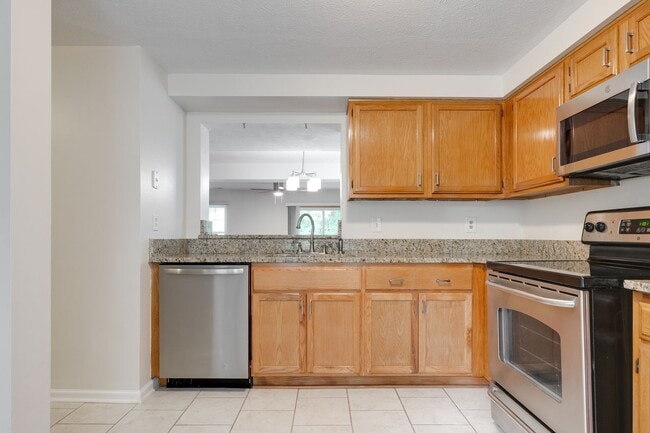 Building Photo - PRICE DROP on Wonderful End Unit Townhome ...