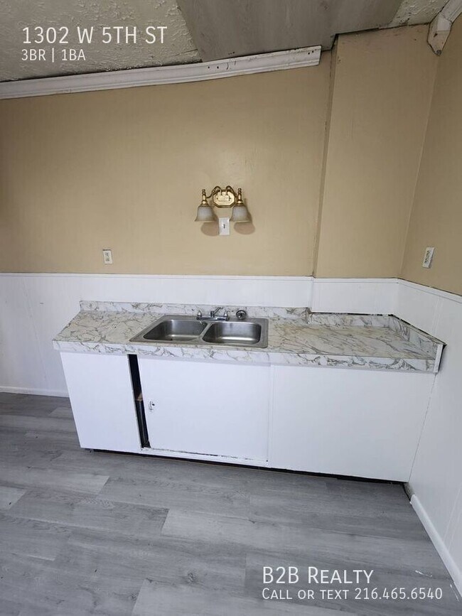 Building Photo - 1302 W 5th St