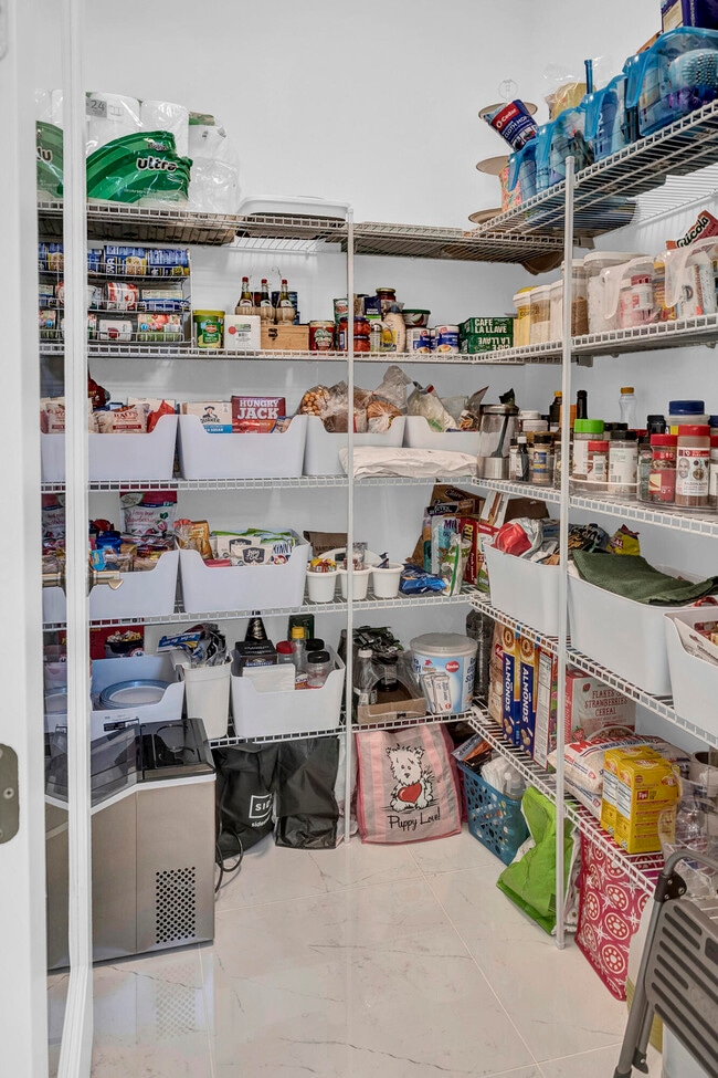 Building Photo - 5320 St Armands Way