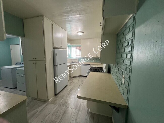 Building Photo - 808 Arville Ave