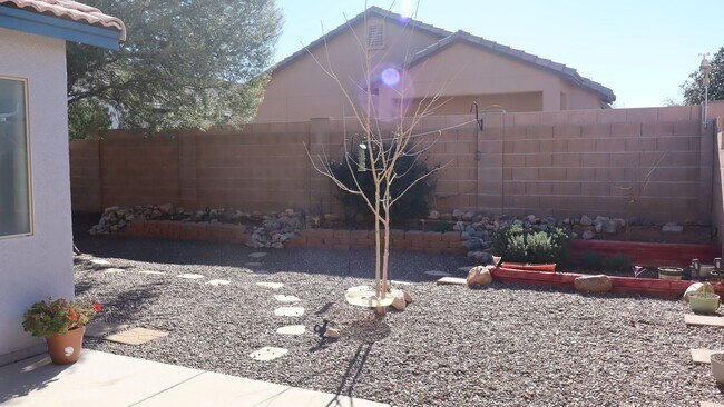 Building Photo - Furnished 3 Bedroom home