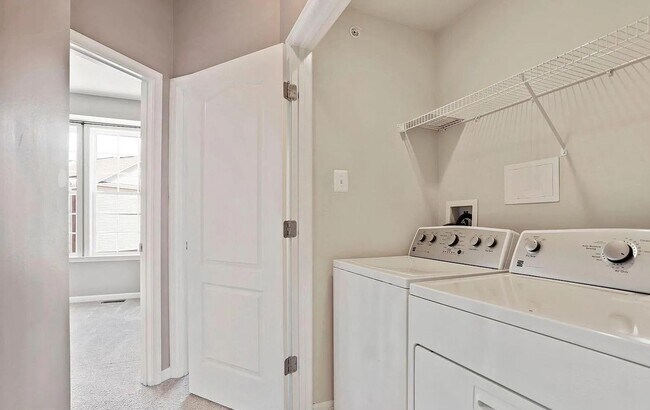Building Photo - 3 Level END UNIT townhouse in Market Squar...
