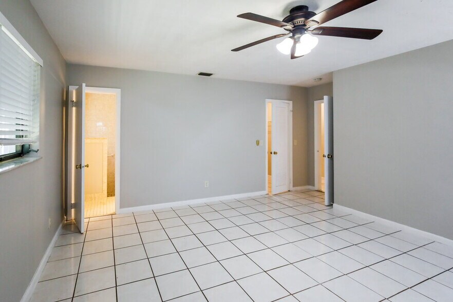 Building Photo - 5525 SW 118th Ave