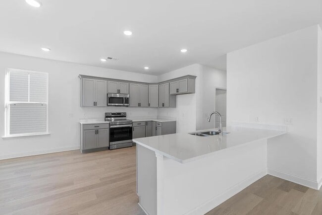 Building Photo - MOVE-IN SPECIAL! One Month Free Rent! Disc...