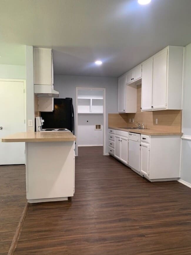Building Photo - Big lot- Cute 2/1 duplex! Burleson