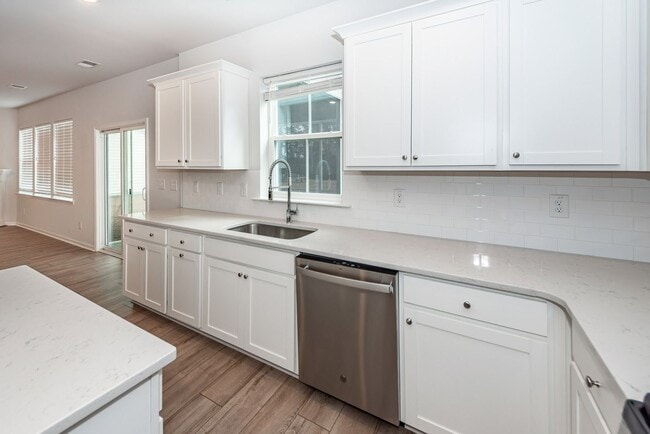 Building Photo - 4 Bedroom, 2.5 Bathroom Home in Cane Bay Plantation - Summerville