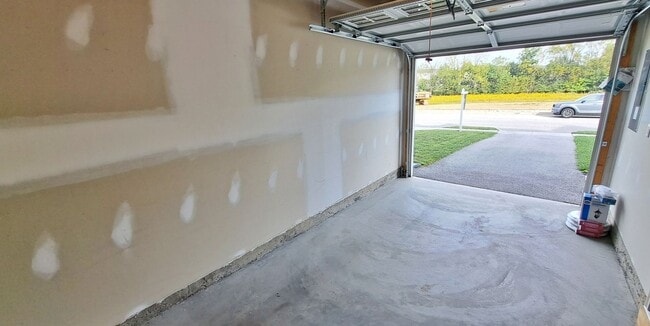 Building Photo - 3 Bed / 2-1/2 Bath Single Family Townhome w/1-Car Garage