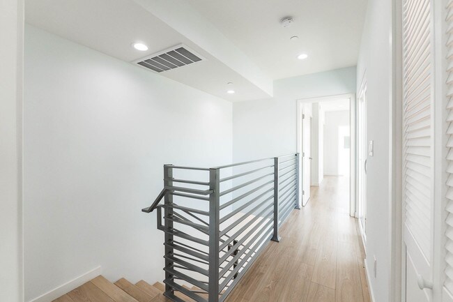 Building Photo - 756 N Ridgewood Pl