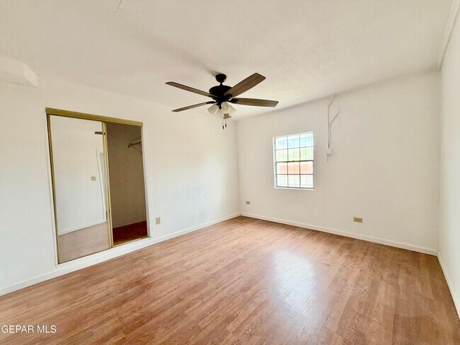 Building Photo - 418 S Estrella St