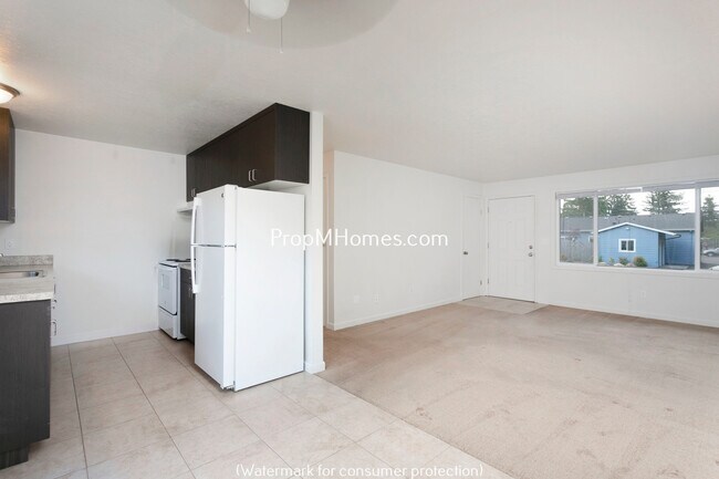Building Photo - Wonderfully Updated NE Portland Glenfair One Bedroom Apartment w/ Private Patio!
