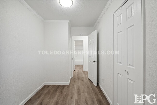 Building Photo - 433 Mayfair Blvd
