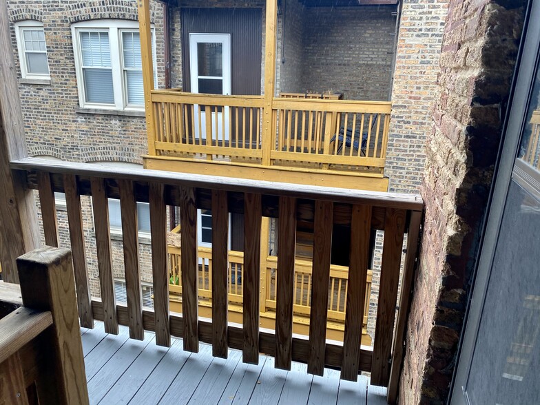 Building Photo - 927 W Oakdale Ave