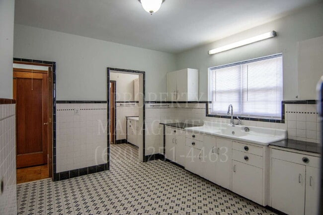 Building Photo - Spacious 4-Bedroom 2-Bathroom Home