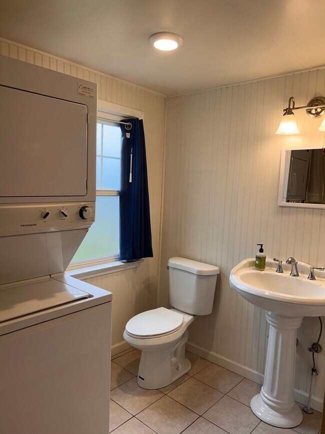 Building Photo - Single Family 2 Bedroom 1 Bath Home on Large Fenced Lot