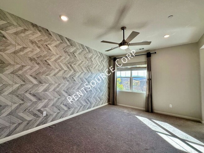 Building Photo - 2 Bedroom Townhome w/ SOLAR located in San...