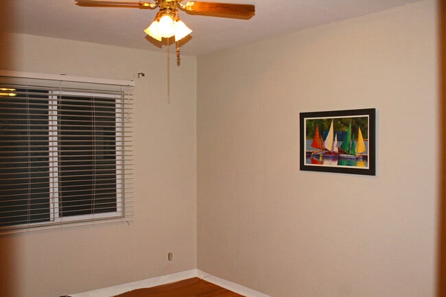 Building Photo - 921 N Halagueno St