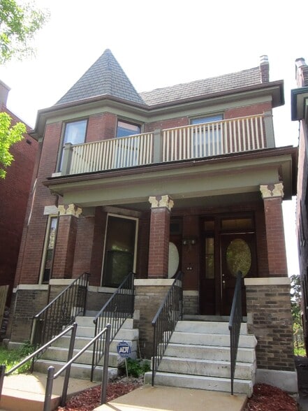 2 family building - 3666 Botanical