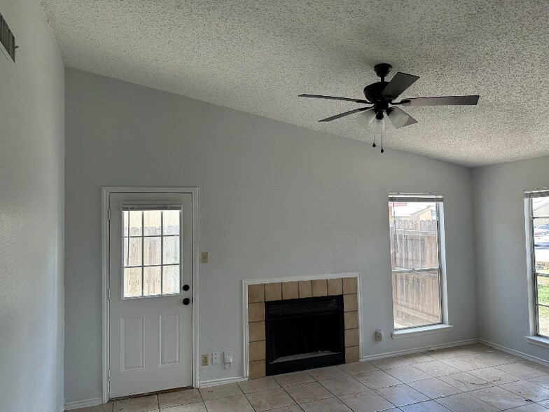 Building Photo - 5524 Lochmoor