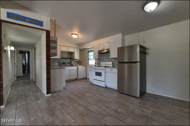 Building Photo - 5726 Dearborne Dr