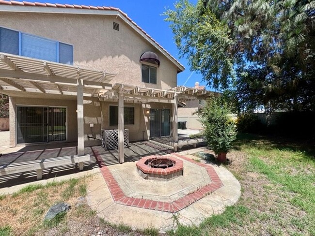Building Photo - Spacious 4 Bedroom Home with Expansive Bac...