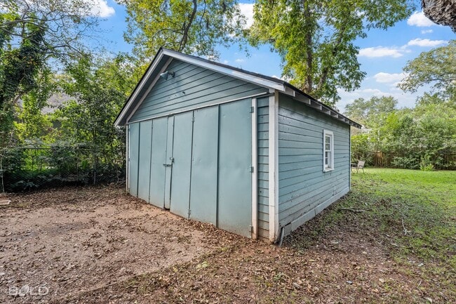 Building Photo - Check Out this 3 bed 2 bath!!