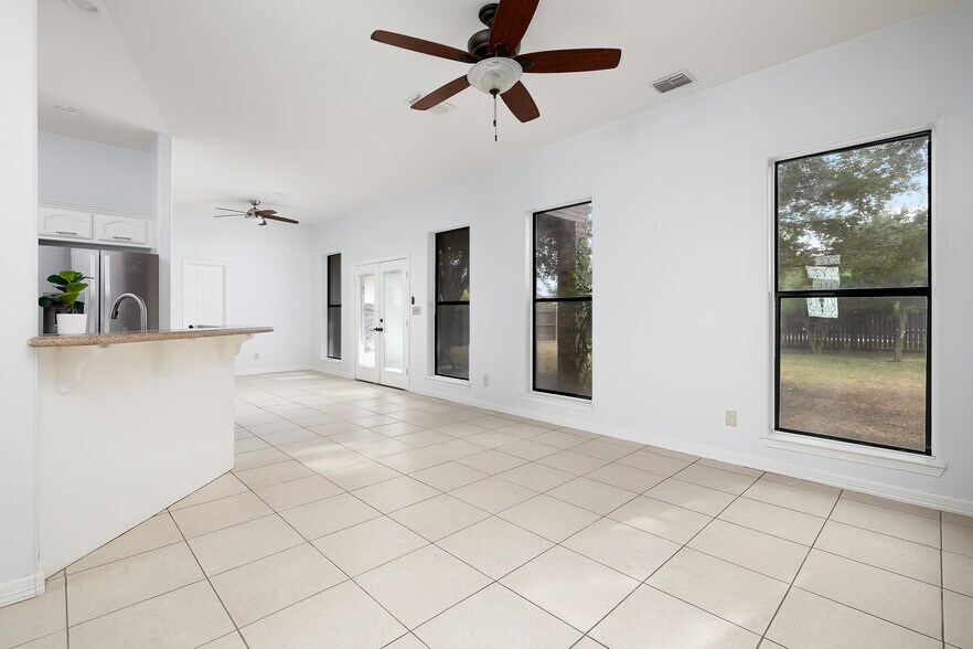 Building Photo - 4717 Ebony Ave