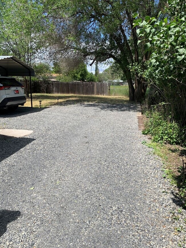 Building Photo - Clean 2 bedroom home