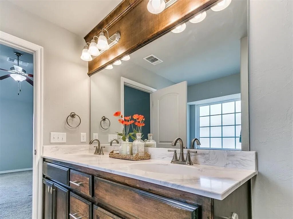 Main Bathroom - 936 SW 140th St