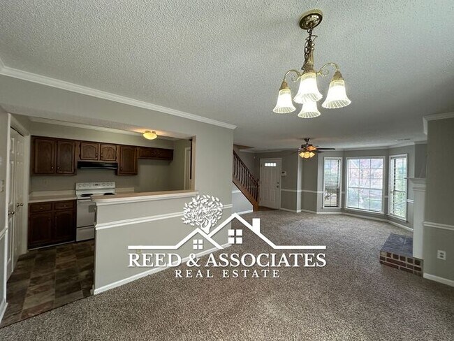 Building Photo - Charming Town Home with FRESH NEW PAINT!