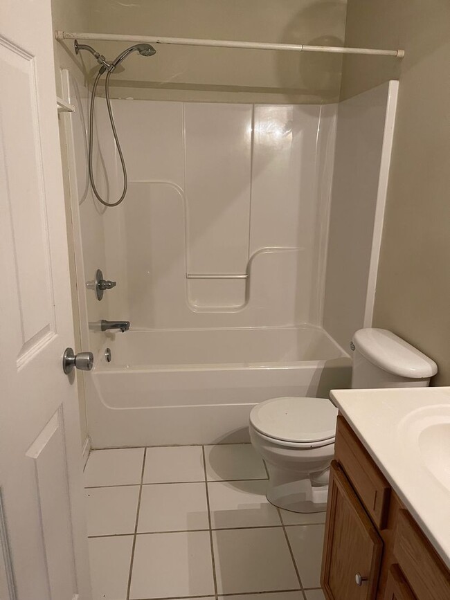 Building Photo - 2 Bdrm/1 Full & 2 Half Bath Condo ? Gray/J...