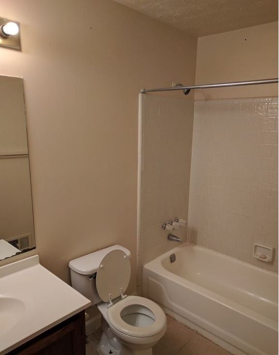Building Photo - Charming 2 bed 1.5 bathe  Town-home in friendly neighborhood!