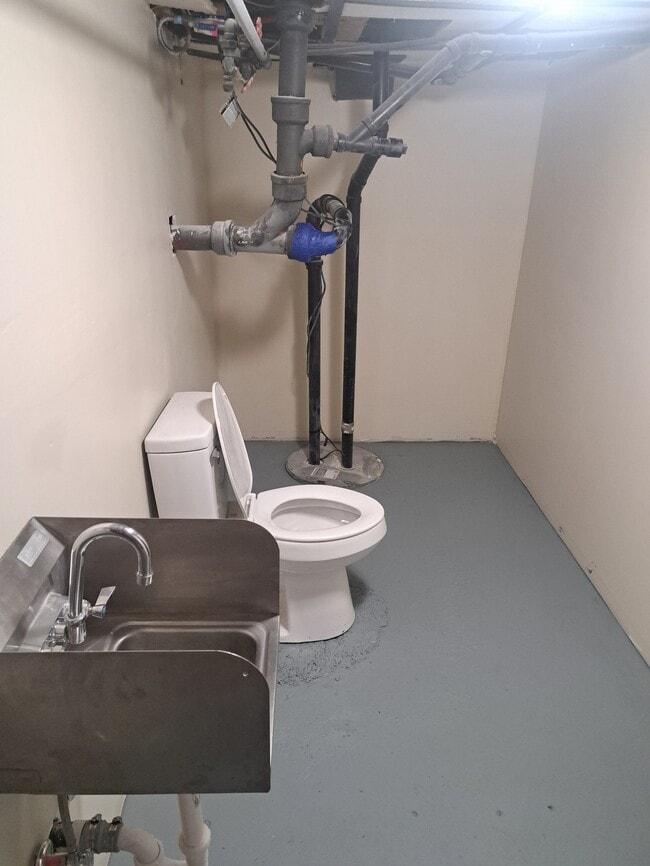 Building Photo - 104 N Farr Rd