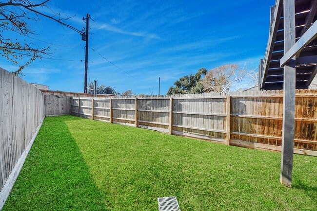 Building Photo - 618 Maple Way