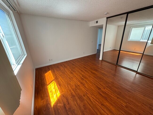 Building Photo - 2620 S Barrington Ave