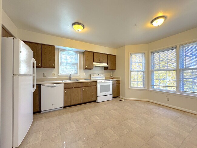 Building Photo - Lake Ridge Gem: Your Inviting Home Awaits!