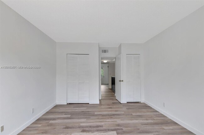 Building Photo - 6141 SW 42nd Ct