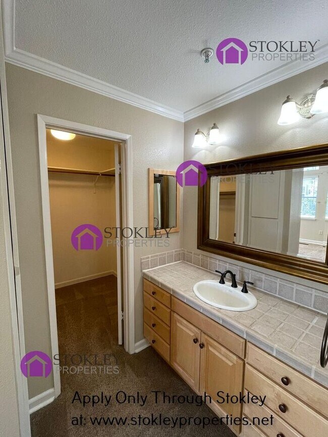 Building Photo - 249 Kingston Way