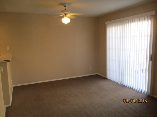 Building Photo - Stone Canyon Townhome located in GREEN VALLEY!