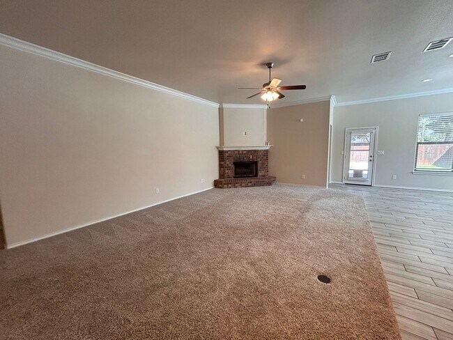 Building Photo - 4 bedroom 3 bathroom