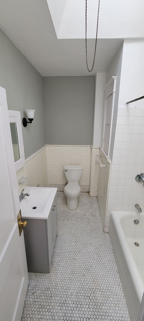 Building Photo - 5261 E Roosevelt Blvd