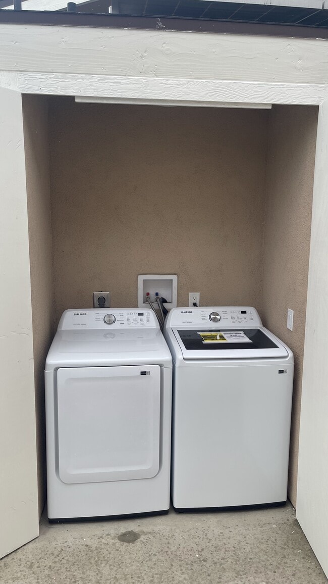 Building Photo - 1317 Marline Ave