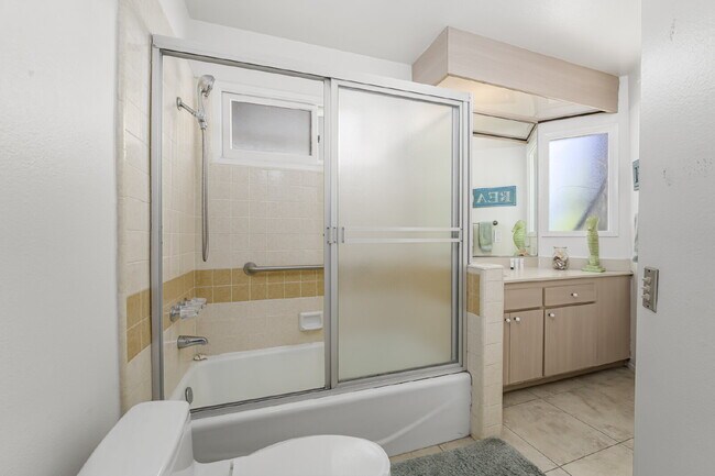 Building Photo - Fully Furnished Island Life Waterfront Ret...