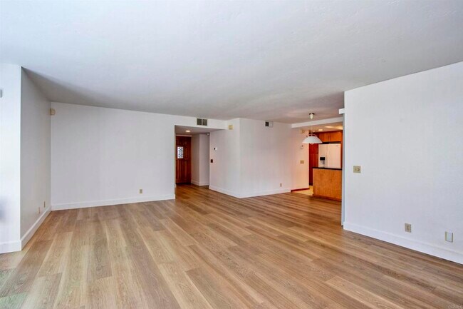 Building Photo - 534 Via De La Valle