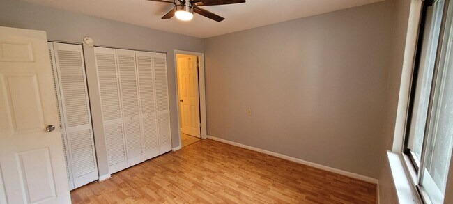 Building Photo - 523 Meadowview Dr