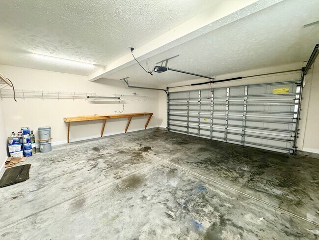 Building Photo - SPACIOUS WATERFRONT 3 bed/3.5 bath with lo...