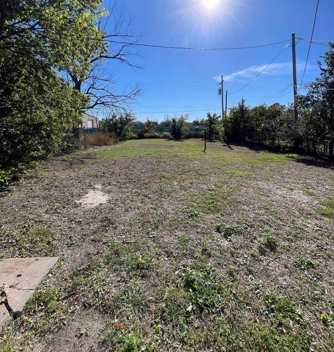 Building Photo - Spacious 1 Bed 1 Bath House