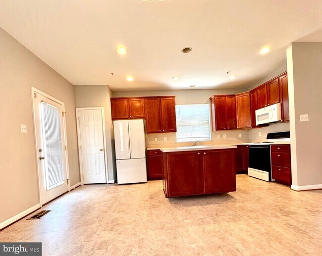 Building Photo - 2062 Clipper Park Rd